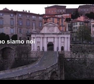 &quot;Bergamo soffre. Bergamo combatte e cura. Bergamo siamo noi&quot;: un video struggente di una città che non molla