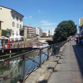 In bicicletta da Magenta alla Darsena lungo l’alzaia del Naviglio Grande, folla di turisti stranieri. Milano non ha niente da invidiare alle grandi città europee