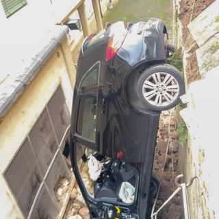 Pavia: tenta di uscire dal parcheggio con l'auto, ma sfonda il muretto e precipita per circa 4 metri in un fossato della clinica Morelli