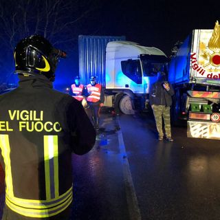 Pavese: frontale tra auto e camion lungo la provinciale 199, ferita una 56enne