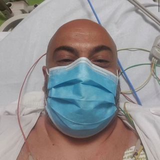 Pericolo scampato per Paragone dopo l'incidente in scooter: «Mi dovrete sopportare ancora, grazie a tutti»