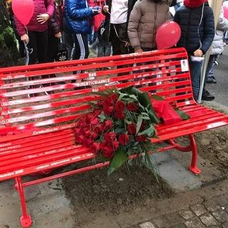 Garlasco: inaugurata la &quot;panchina rossa&quot; per Chiara Poggi e le donne vittime di violenza