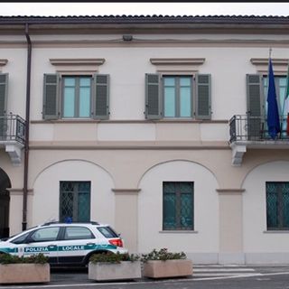 Parona, quattro contagi di cui due deceduti. Il comune invita a rimanere a casa: “Non ci sono scadenze (patenti, revisioni e documenti d’identità)”