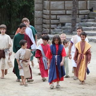 I bambini alla Passione a Sordevolo con il biglietto donato dalla Fondazione CRB