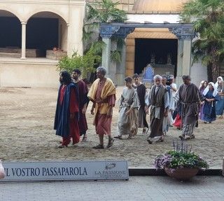 La troupe del TG5 alla Passione di Sordevolo
