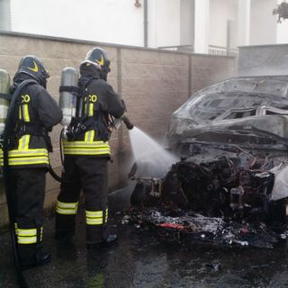 Vigevano: in fiamme un'auto in via Tre Colombaie