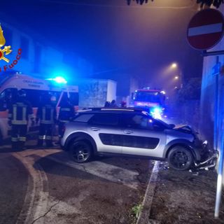 Confienza: si schianta in auto contro un muro, lievemente ferita una 43enne