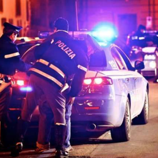 Ubriaco perso sfonda la vetrina di un bar e manda al pronto soccorso due poliziotti