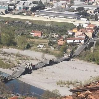 VIDEO ULTIM'ORA. Crolla un ponte sul fiume Magra: paura in Toscana
