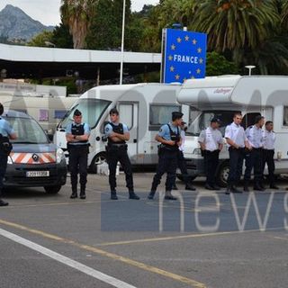 Ore 9.30 del 21 giugno 2015, la gendarmerie erige la sua linea Maginot. Sotto le altre foto di quella mattina