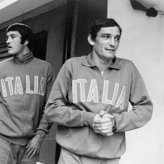 Uno scatto storico di due leggende azzurre: Gigi Riva e Enrico Albertosi