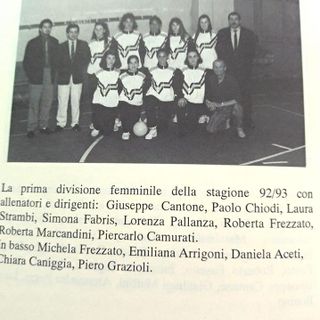 Sotto una storica foto della Prima Divisione femminile anno 92/93 con ritratto Pier Carlo Camurati ultimo a destra in piedi