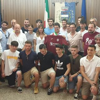 Il Robbio Calcio giocherà il prossimo campionato con la scritta sulla sua maglietta “Robbio capitale del volontariato”