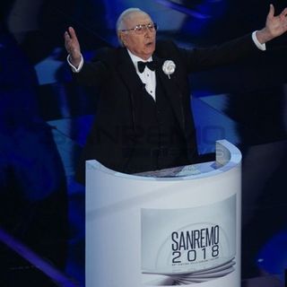 &quot;Grazie a Sanremo sono diventato Pippo Baudo&quot;. Il conduttore dei record sul palco a 50 anni dalla prima volta