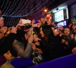 Laura Pausini esce dall'Ariston e abbraccia Sanremo cantando tra la gente Laura Pausini esce dall'Ariston e abbraccia Sanremo cantando tra la gente