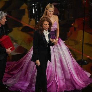 #Sanremo2018: a Milva il Premio alla Carriera, la figlia legge una lettera "Grazie Claudio, mi hai portata qui per la 16ma volta" #Sanremo2018: a Milva il Premio alla Carriera, la figlia legge una lettera "Grazie Claudio, mi hai portata qui per la 16ma volta"