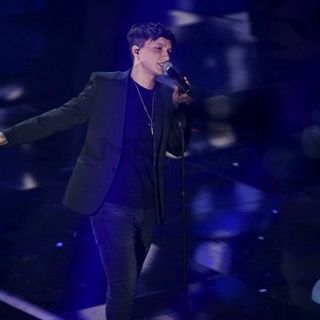 #Sanremo2018: è Ultimo il vincitore delle Nuove Proposte, il cantante &quot;Dedico questa vittoria a mio fratello&quot;