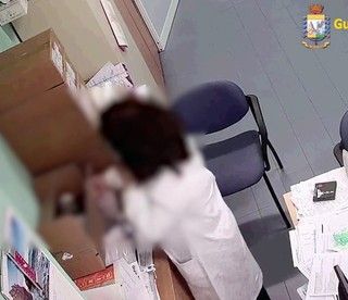 VIDEO. Rivendevano materiale sanitario per intubare i pazienti dell'ospedale di Saronno: due in manette