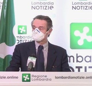 Coronavirus, passeggiate sotto casa? Fontana: «Ho sentito il ministro, è stato un equivoco»