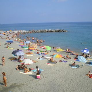 Il Coronavirus e l'estate che verrà. I dubbi della Liguria: «Spiagge libere accessibili? Da soli non ce la facciamo»