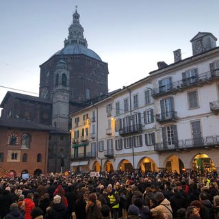Pavia, le Sardine riempiono piazza della Vittoria. Presenti all’appuntamento circa 1200 persone