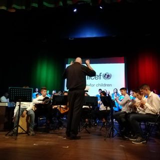 Garlasco, in occasione dei trent’anni dell’adozione dei Diritti dell’Infanzia da parte dell’Onu, la scuola media ha organizzato uno spettacolo a tema al teatro Martinetti