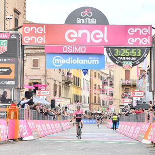 La Maglia Rosa Simon Yates ha vinto la Tappa 11 del Giro d’Italia