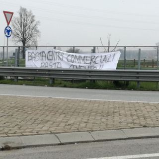 - FOTONOTIZIA - Vigevano: Striscioni di protesta contro l'arrivo di nuovi centri commerciali