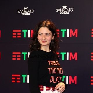 La &quot;generazione Greta&quot; di Tecla Insolia a Sanremo: &quot;Ragazze, non fatevi umiliare dai vostri coetanei&quot;