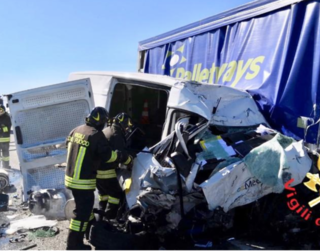 Incastrato tra le lamiere, tra bombole e materiale chimico