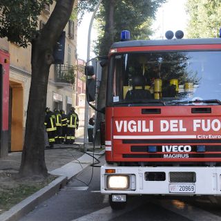 Voghera: brucia un auto al distributore di via Lomellina, interviene il benzinaio ma rimane intossicato