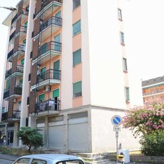 Vittuone, migliorano le condizioni dell’uomo spinto giù dalle scale. In carcere l’aggressore