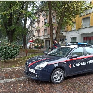 Voghera: assembrati e senza la mascherina, multate cinque persone in piazza San Bovo