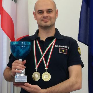 Vigevano: la polizia locale protagonista ai campionati italiani di nuoto con due medaglie d'oro