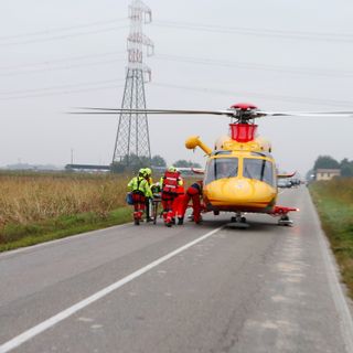 Ferrera Erbognone: schianto moto contro il trattore, il centauro 44enne è deceduto nella notte