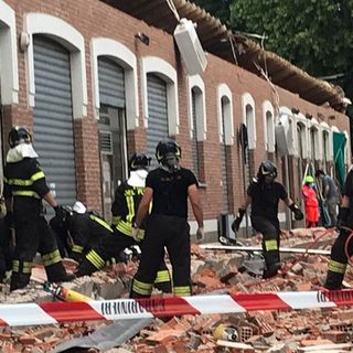 Crollo in centro ad Albizzate: muoiono mamma e due bimbi di 1 e 5 anni