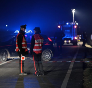 Agguato e sparatoria in strada: un morto e un ferito