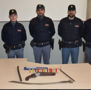 Gli agenti della Polizia di Stato con le arme sequestrate