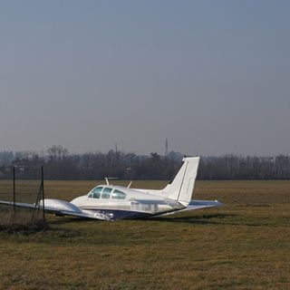 Novi Ligure: atterraggio d'emergenza al Mossi, bimotore tocca terra senza carrello