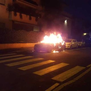 Magenta: auto in fiamme nel centro della città