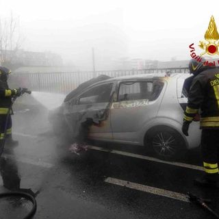A Trecate va a fuoco un’auto a gpl