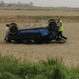 Auto capottata nei campi