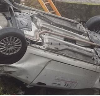 Auto capottata e tre persone in ospedale nel biellese