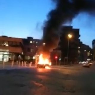Novara: auto avvolta dalle fiamme in piazza Cavour VIDEO