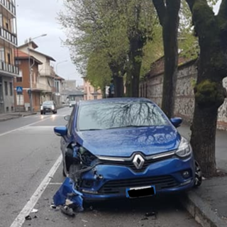 Centra un'auto parcheggiata e taglia la corda