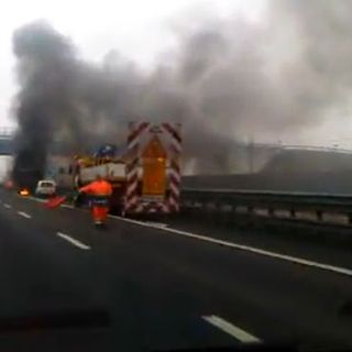 Marcallo-Mesero, auto si ribalta e prende fuoco: 3 feriti