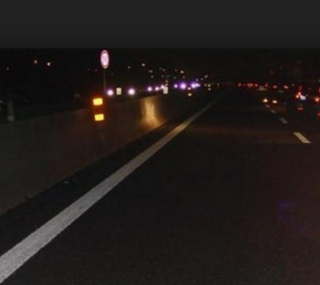 Travolto da più auto, mentre camminava in autostrada