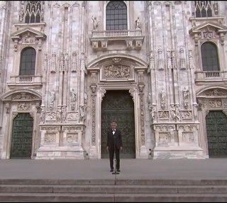 VIDEO. Bocelli riempie il deserto di piazza Duomo con un canto universale, unendo Milano e la Lombardia al mondo