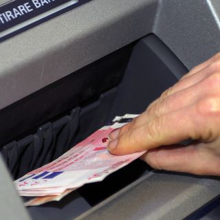 Spese e prelievi con la carta di credito rubata: vercellese nei guai