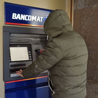Magenta, le rubano il bancomat al mercato e riescono a prelevare centinaia di euro
